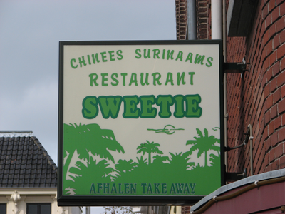 820924 Afbeelding van een uithangbord aan de gevel van Chinees-Surinaams Restaurant Sweetie (Predikherenstraat 21) te ...